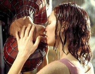  Spiderman baciare