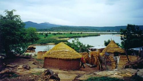  The African life 의해 the river