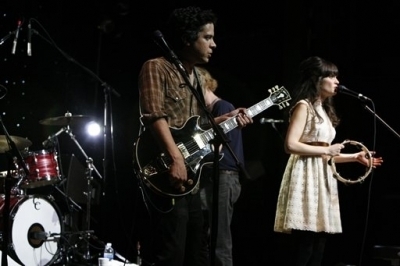  Zooey performing