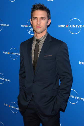  Milo with the নায়ক Cast at NBC Universal Experience