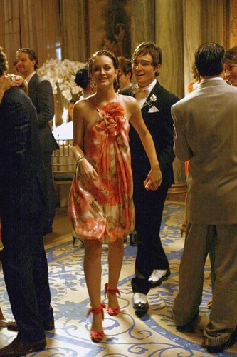  Blair & Chuck dancing and SMILING! :D