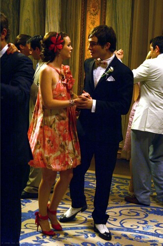  Blair & Chuck dancing and SMILING! :D