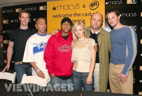  Kristen 钟, 贝尔 and the rest of the Veronica Mars cast