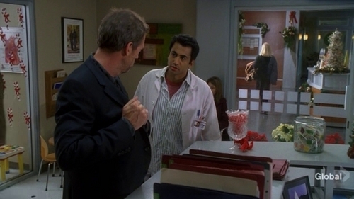  Kutner gives House a বড়দিন present!