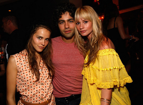  ADRIAN GRENIER, ISABEL LUCAS AND CAMERON RICHARDSON AT BILLABONG डिज़ाइन FOR HUMANITY