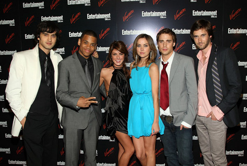  JESSICA STROUP AND OTHER CASTMATES AT THE CW fonte
