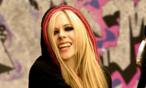 Music Video: Girlfriend Remix - Avril Lavigne Image (1559576) - Fanpop
