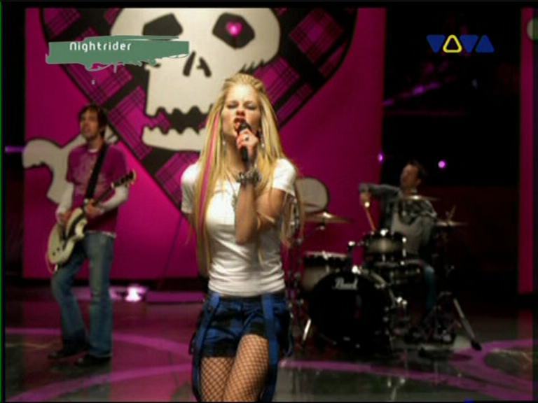 Music Video: Girlfriend - Avril Lavigne Image (1559071) - Fanpop
