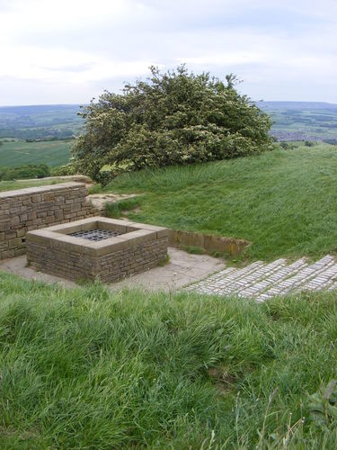  kastil, castle hill/almunbury bukit, hill fort