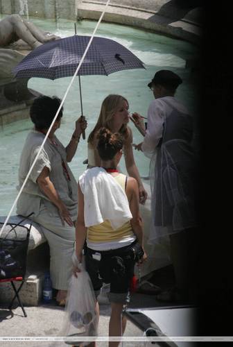  K. 钟, 贝尔 On The Set of ‘When In Rome’ (without spoilers)
