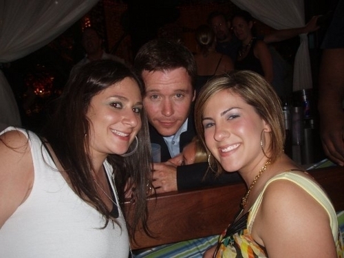  Kevin Connolly poses with his fan in Harrah's Atlantic City June 2008