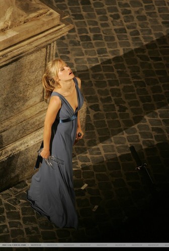  Kristen cloche, bell on set 'When in Rome'