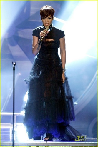  Рианна performs “Take a Bow” at the 2008 BET Awards