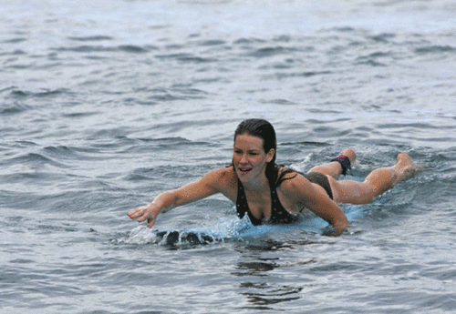  Evangeline Lilly - surfing
