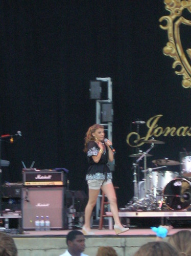  JORDAN OPENING UP FOR THE JONAS BROTHERS:)