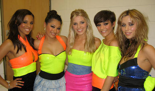  The Saturdays on the enrolados Up tour with Girls Aloud