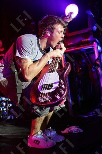  Dougie licking the bajo