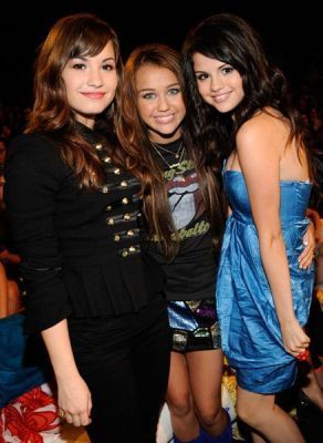  Miley,Selena,Demi