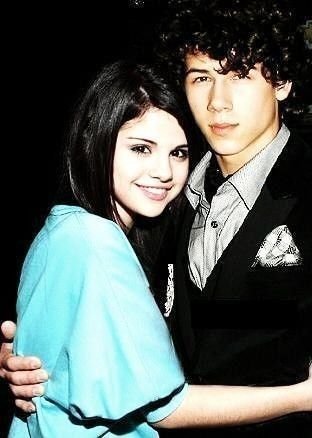  Selena Gomez+Nick Jonas=Is it Love?