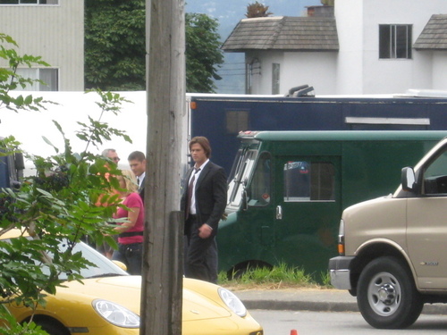 4x02 Can you hear me ,God? It's me, Dean Winchester (on the set)