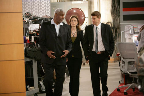 Bones - S4.03: “The Man in the Outhouse” 