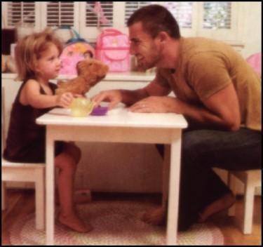  Dominic Purcell and his daughter