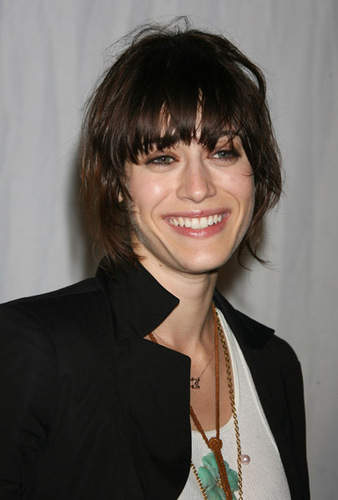 the pitts - Lizzy Caplan Photo (2262507) - Fanpop