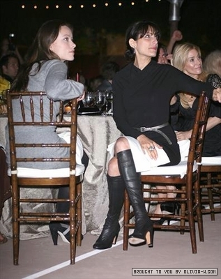  Olivia and Lisa- Yes! on 支持 2 Party in Los Angeles