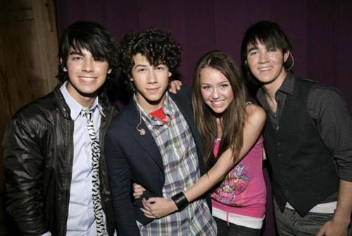 jonas brother miley cyrus cuddling up to  nick must be love
