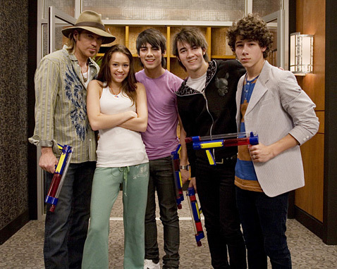  jonas brothers with miley cyrus and her dad