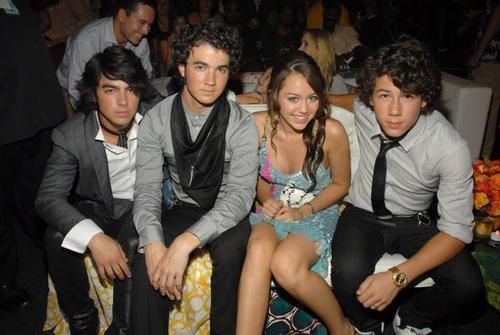  jonas brothers with miley suivant to nick