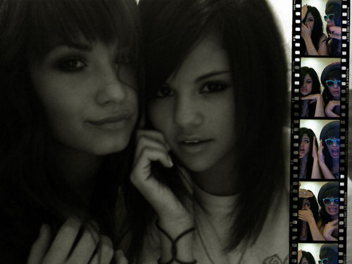  Selena and Demi achtergrond