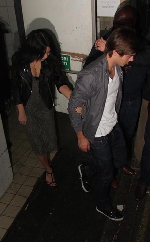  Zanessa out for a Meal In Londra