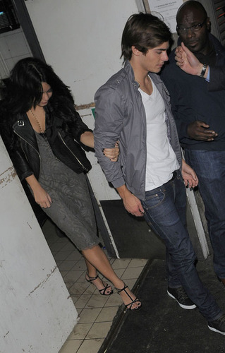 Zanessa out for a Meal In ロンドン