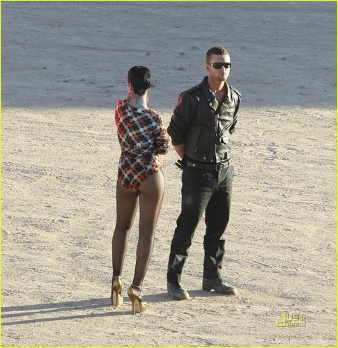  JT on set "Rehab" musique video with Rihanna
