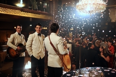  Jonas Brothers in the Amore Bug Musica Video